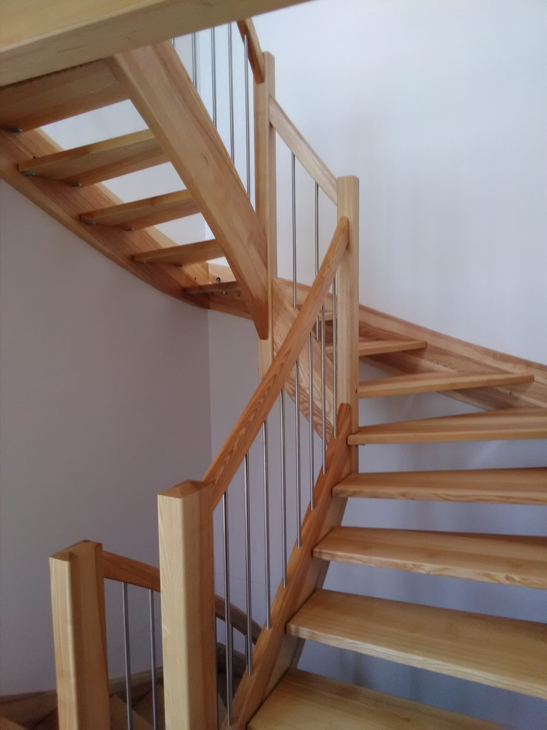 Gewendelte Holztreppe mit Edelstahlgeländer