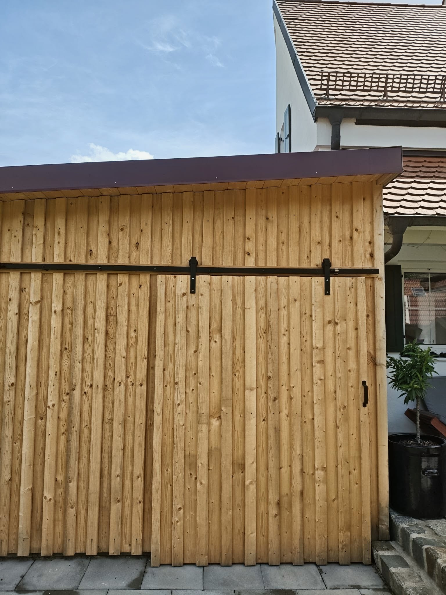 Abstellraum Carport in Holzbauweise mit Schiebetor