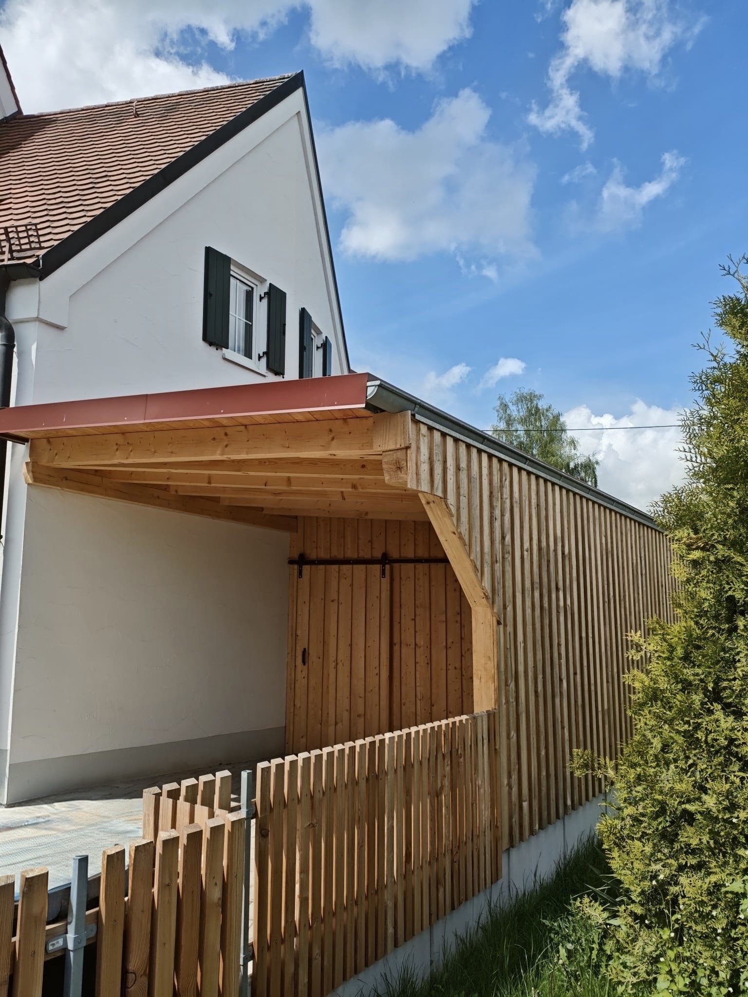 Carport mit integriertem Abstellraum aus Holz