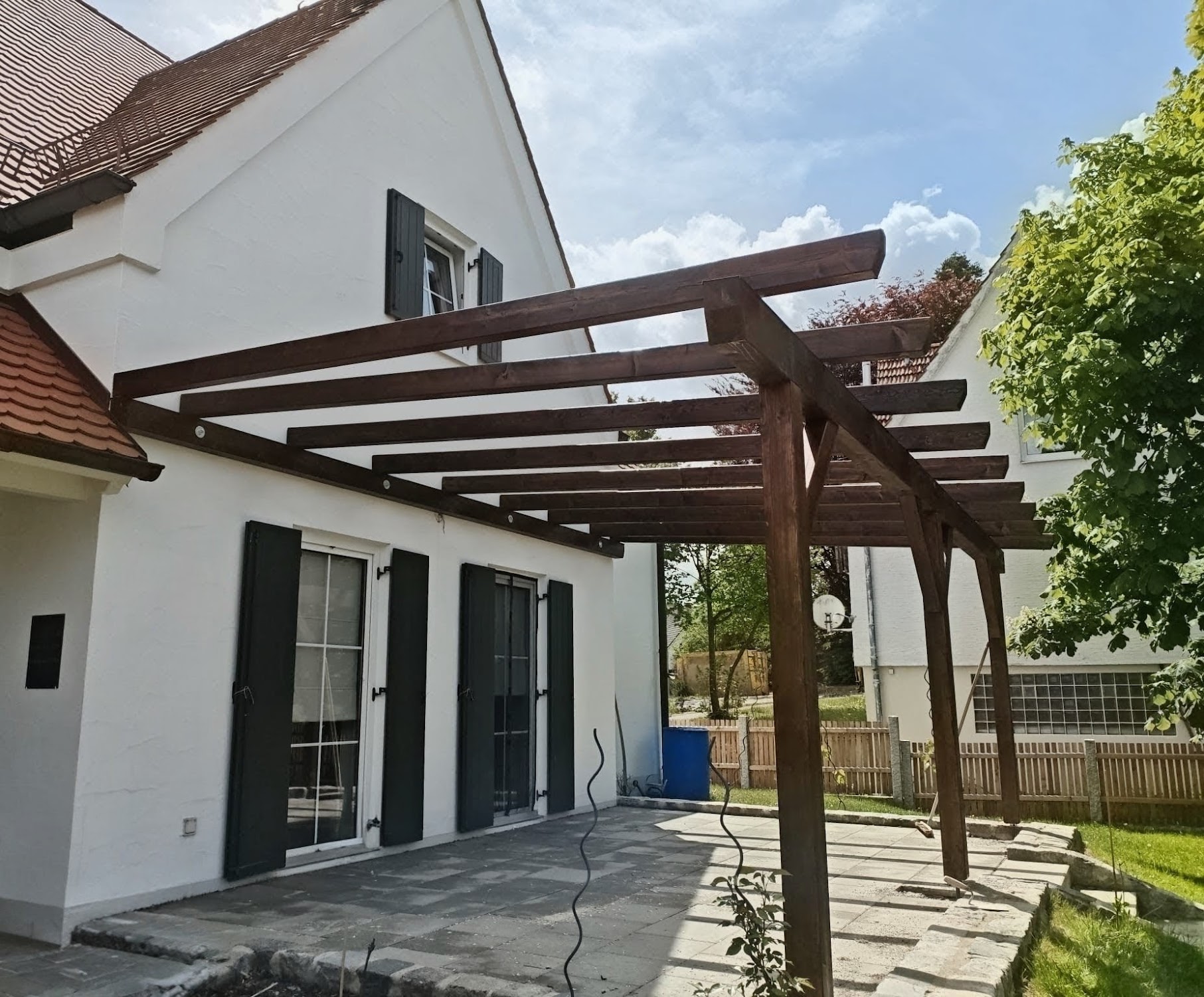 Pergola aus Holz an Wohnhaus