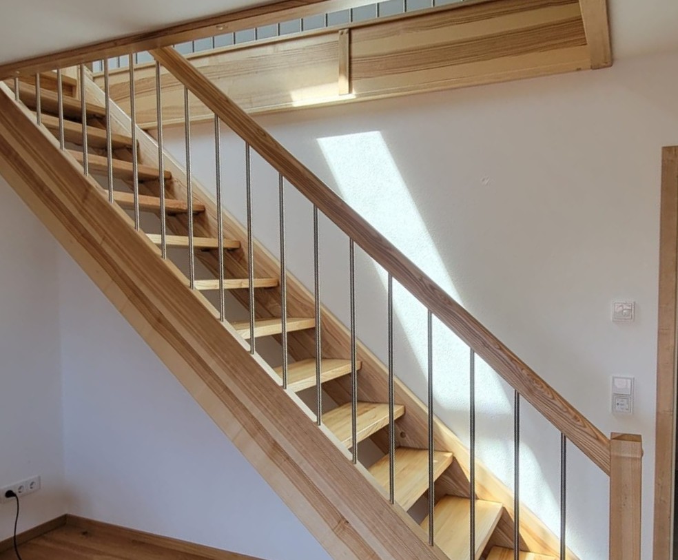 Gerade Massivholztreppe mit Edelstahlstäben
