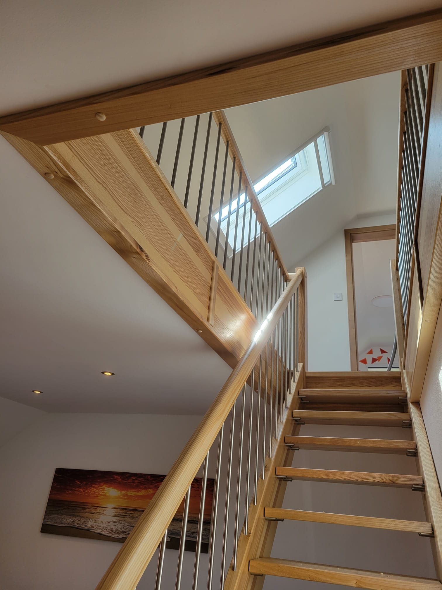 Gerade Massivholztreppe mit Edelstahlstäben